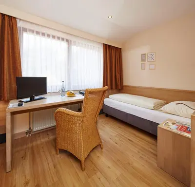 Ein Bett oder Betten in einem Zimmer der Unterkunft NaturKulturHotel Stumpf