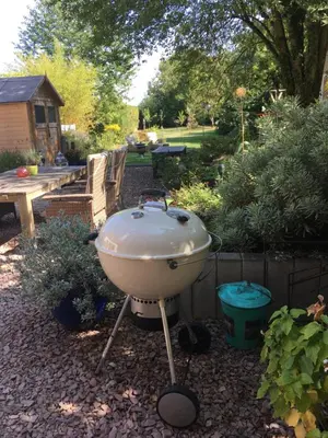 Ein für Gäste verfügbarer Grill in der Ferienwohnung
