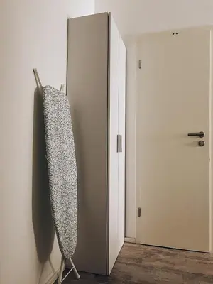 Grundriss der Unterkunft Neuwertiges Apartment mit schnellem WLAN, Netflix, Glasfaser, Kostenlose Privatparkplatz auch für Transporter geeignet R8