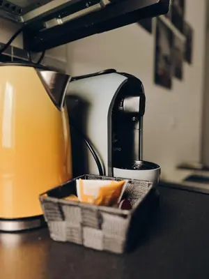 Kaffee-/Teezubehör in der Unterkunft Neuwertiges Apartment mit schnellem WLAN, Netflix, Glasfaser, Kostenlose Privatparkplatz auch für Transporter geeignet R8