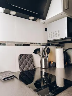 Küche/Küchenzeile in der Unterkunft Neuwertiges Apartment mit schnellem WLAN, Netflix, Glasfaser, Kostenlose Privatparkplatz auch für Transporter geeignet R8