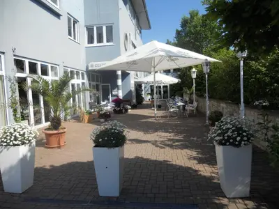 Ein Garten an der Unterkunft Rheinhessen Inn GmbH