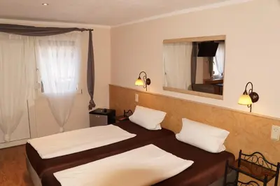 Ein Bett oder Betten in einem Zimmer der Unterkunft Hotel Boos