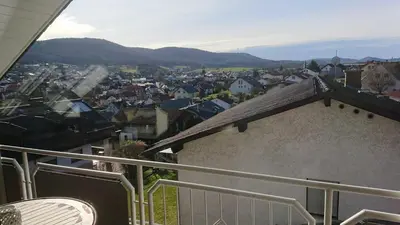 Ein allgemeiner Bergblick oder ein Berglick von der Ferienwohnung aus