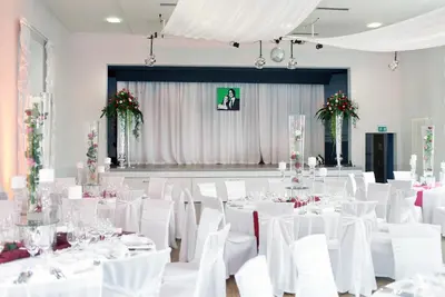Ein Restaurant oder anderes Speiselokal in der Unterkunft Landhotel zum Schwanen mit Restaurant Mona Liza