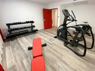 Das Fitnesscenter und/oder die Fitnesseinrichtungen in der Unterkunft DORMERO Hotel Darmstadt