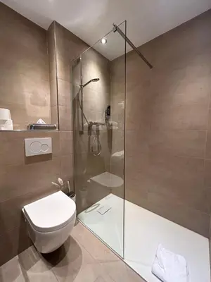 Ein Badezimmer in der Unterkunft Hotel am Karlstor