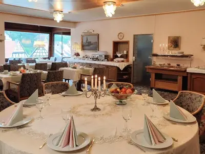 Ein Restaurant oder anderes Speiselokal in der Unterkunft Hotel Harzer am Kurpark