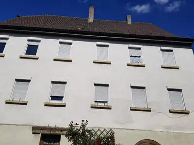 Das Gebäude in dem sich das Privatzimmer befindet