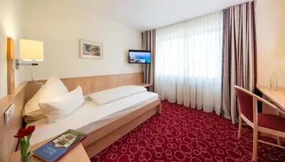 Ein Bett oder Betten in einem Zimmer der Unterkunft Hotel Löwengarten