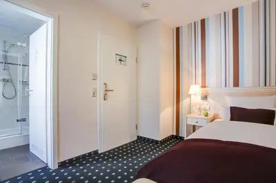 Ein Bett oder Betten in einem Zimmer der Unterkunft Rhein Neckar Hotel 24h Self Check-in