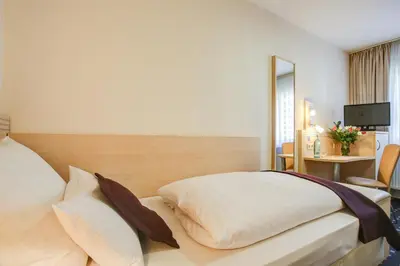Ein Bett oder Betten in einem Zimmer der Unterkunft Rhein Neckar Hotel 24h Self Check-in