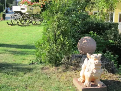 Ein Garten an der Unterkunft Haus am Kurpark