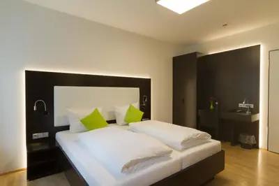 Ein Bett oder Betten in einem Zimmer der Unterkunft sevenDays Hotel BoardingHouse Mannheim