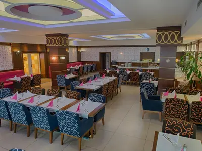 Ein Restaurant oder anderes Speiselokal in der Unterkunft Airport Global Hotel