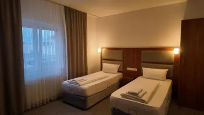 Ein Bett oder Betten in einem Zimmer der Unterkunft Airport Global Hotel