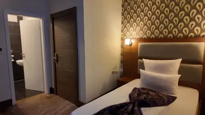 Ein Bett oder Betten in einem Zimmer der Unterkunft Airport Global Hotel