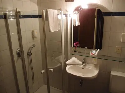 Ein Badezimmer in der Unterkunft Adler Hotel & Restaurant Groß-Gerau