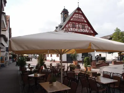 Ein Restaurant oder anderes Speiselokal in der Unterkunft Adler Hotel & Restaurant Groß-Gerau