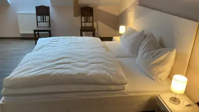 Ein Bett oder Betten in einem Zimmer der Unterkunft BürgerhausLöwen