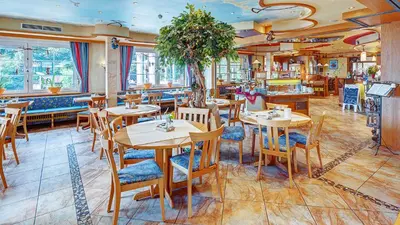 Ein Restaurant oder anderes Speiselokal in der Unterkunft Hotel Christel