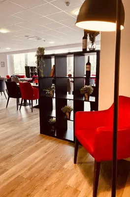 Ein Sitzbereich in der Unterkunft DORMERO Hotel Bretten