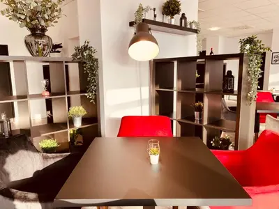 Ein Sitzbereich in der Unterkunft DORMERO Hotel Bretten
