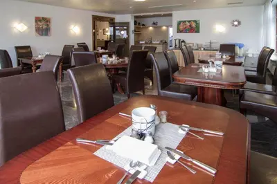 Ein Restaurant oder anderes Speiselokal in der Unterkunft Hotel Maurer