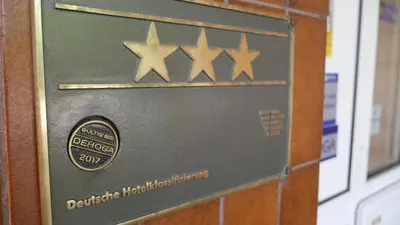 Ein Zertifikat, Auszeichnung, Logo oder anderes Dokument, das in der Unterkunft Komfort Hotel Ludwigsburg ausgestellt ist