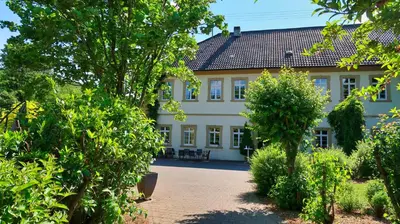 Ein Garten an der Unterkunft Schloss Sennfeld - Hotel & Restaurant & Veranstaltungsort
