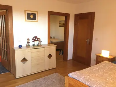 Ein Bett oder Betten in einem Zimmer der Unterkunft Ferienwohnung Südpfalzblick