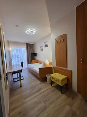 Ein Bett oder Betten in einem Zimmer der Unterkunft Hotel Europa Pforzheim