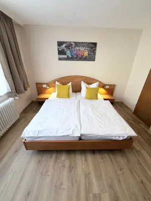 Ein Bett oder Betten in einem Zimmer der Unterkunft Hotel Europa Pforzheim