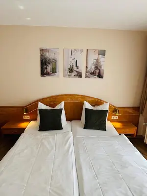 Ein Bett oder Betten in einem Zimmer der Unterkunft Hotel Europa Pforzheim