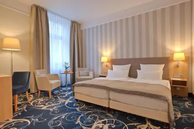 Ein Bett oder Betten in einem Zimmer der Unterkunft Schlosshotel Karlsruhe