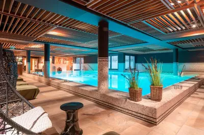 Der Swimmingpool an oder in der Nähe von Hotel Erbprinz - Gourmet & Spa