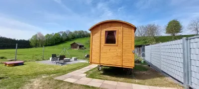 Ein Garten an der Unterkunft Urlaub im Bauwagen