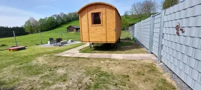 Ein Garten an der Unterkunft Urlaub im Bauwagen