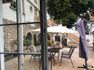 Ein Patio oder anderer Außenbereich in der Unterkunft Loblocher Weinkiste