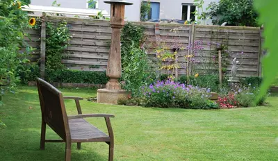Ein Garten an der Unterkunft Gartenhaus am Weinberg