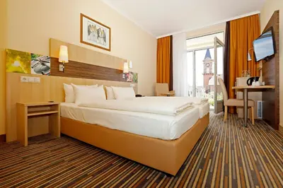 Ein Bett oder Betten in einem Zimmer der Unterkunft Kurpark-Hotel
