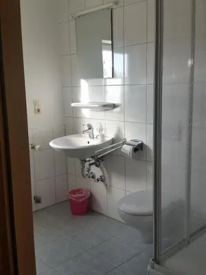Ein Badezimmer in der Unterkunft Adler Gaststube Hotel Biergarten
