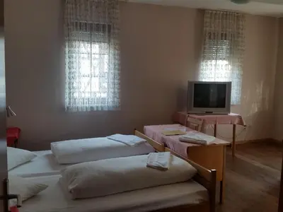 Ein Bett oder Betten in einem Zimmer der Unterkunft Adler Gaststube Hotel Biergarten