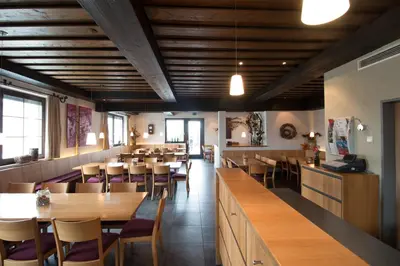 Ein Restaurant oder anderes Speiselokal in der Unterkunft Gästehaus Bauer - Schlafen auf dem Weingut