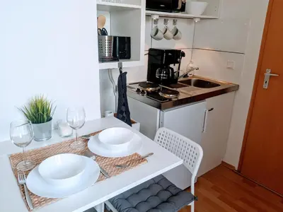 Küche/Küchenzeile in der Unterkunft LENASTAY l Tiny Apartment in Top Location