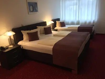 Ein Bett oder Betten in einem Zimmer der Unterkunft Wincent Hotel GmbH