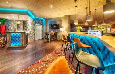 Küche/Küchenzeile in der Unterkunft Leonardo Hotel Mannheim-Ladenburg