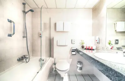 Ein Badezimmer in der Unterkunft Leonardo Hotel Mannheim-Ladenburg
