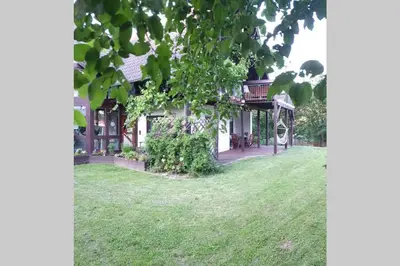 Ein Garten an der Unterkunft An den Auwiesen
