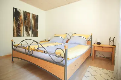 Ein Bett oder Betten in einem Zimmer der Unterkunft Ferienwohnung Am Wingert